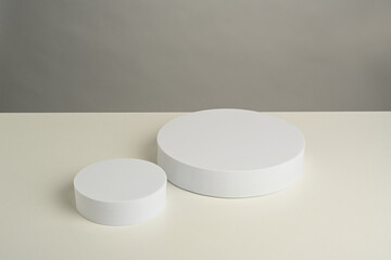 Podios para presentación de productos de color blanco sobre fondo blanco, recurso gráfico