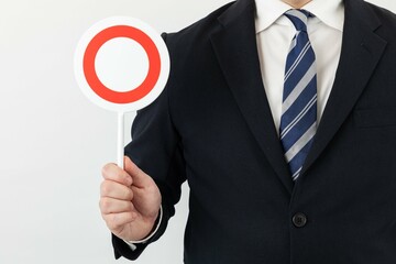 スーツ姿のビジネスマンポーズ 正解