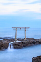 夕暮れ時の秋の神磯の鳥居　満潮時　茨城県大洗町　Kamiiso-no-torii in autumn...
