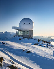 Fototapeta premium Brutalist Winter Observatory Amidst Snow-Capped Peaks