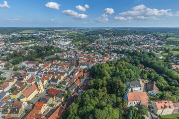 Die Stadt Mainburg im Abens-Tal in Niederbayern von oben