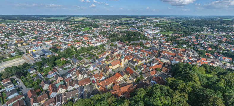 Die Stadt Mainburg im Abens-Tal in Niederbayern von oben