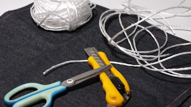 ハサミ、カッター、ロープ、道具で切る、荷造り、紐で縛る