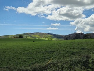 Obraz premium Mountain Landscape with Cumulus Clouds and Trees
