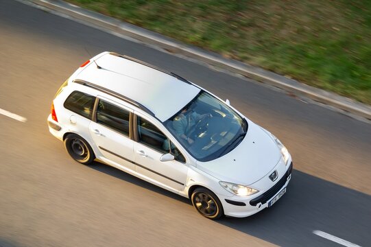 White Peugeot 307 Break estate car, motion blur effect