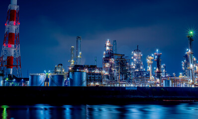 日本の三重県にある四日市にある工場夜景