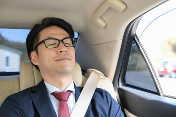 後部座席に乗る男性