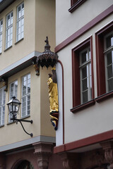 Frankfurt, Neue Altstadt, Madonnenfigur an Gebäudeecke © P. M. Ebel