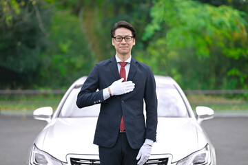車の前に立つ運転手