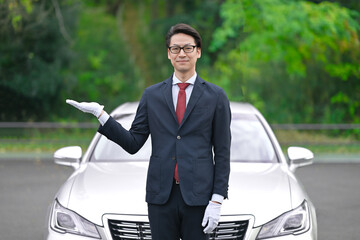 車の前に立つ運転手