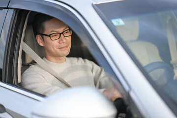 車を運転する男性