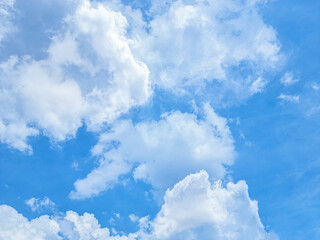 Obraz premium blue sky high outdoor abstract group of white clouds background in summer gradient light beauty background. beautiful bright cloud and calm fresh wind air