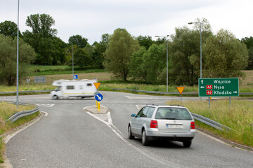 Skrzyżowanie dróg, samochód osobowy i kamper. © Stanisław Błachowicz
