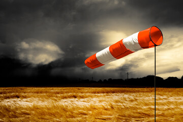 Eine Windfahne vor stürmischem Himmel