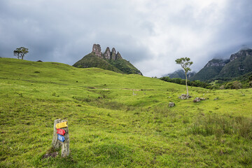 Obraz premium Explore the scenic beauty of Soldados Sebold, tropical destination in Santa Catarina, Brazil. Perfect for a family trip or adventure, enjoy green hills, foggy peaks, rainforest views, relaxing pasture