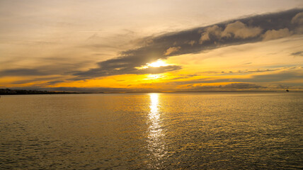 Obraz premium beautiful sunset over the sea