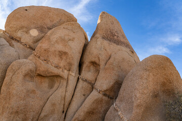 Dike or dyke. Weathered Granitic Rocks. White Tank Quartz Monzonite. White Tank Campground，Joshua...