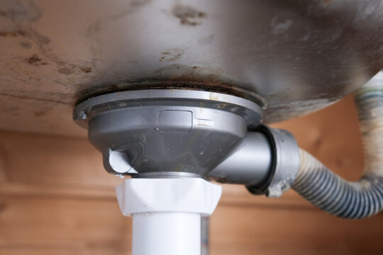 Leaking hydraulic siphon pipes and water drain need to be repared under the kitchen sink.