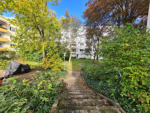gr&uuml;ner Weg zu einem Wohnungsblock in Berlin Neuk&ouml;lln