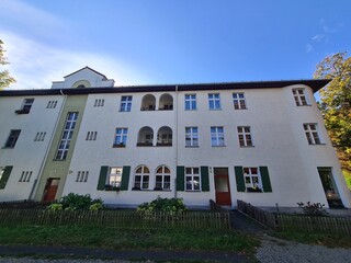 Fototapeta premium eine schöne Wohnungsfassade in Berlin Neukölln - für Themen rund ums Wohnen in Berlin, Mieten, Gentrifizierung und mehr