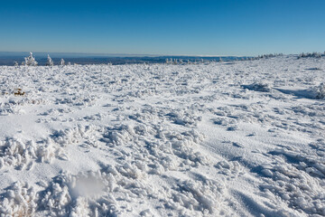 Obraz premium beautiful snow covered mountain landscape in winter