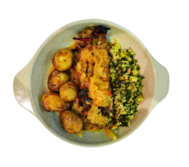 Bacalhau com batatas e migas. Prato tradicional da cozinha portuguesa