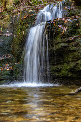 Obraz premium Cascade Falls in Autumn off the Pine Mountain Trail in F.D. Roosevelt State Park in Georgia