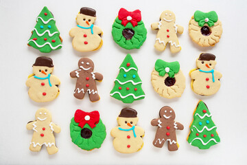 Naklejka premium Gingerbread Christmas cakes in the shape of a snowman, fir tree, snowman and wreath, all colored in red, green and white