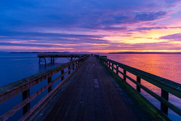 Obraz premium Stunning Sunrise Over Sidney Pier on Vancouver Island, British Columbia