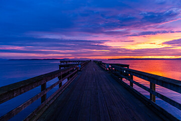 Obraz premium Colorful Sunrise Over Pier in Sidney, Vancouver Island Canada