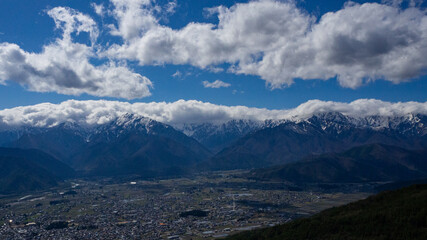 雲と北アルプスの山並み　長野県大町市