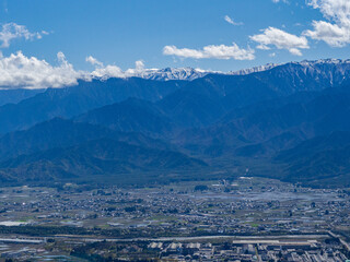 Fototapeta premium 雲と北アルプスの山並み 長野県大町市