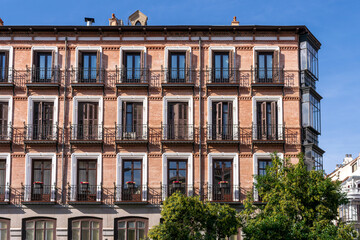 Obraz premium Balcones y ventanas en fachada de edificio antiguo en Europa. Viajes y placer. Arquitectura y construcciones. 