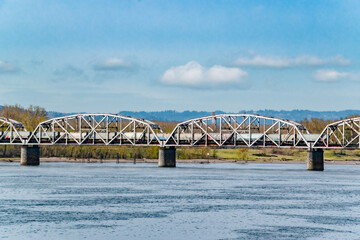 Obraz premium Railroad Bridge With Train Over Columbia River in Vancouver Washington