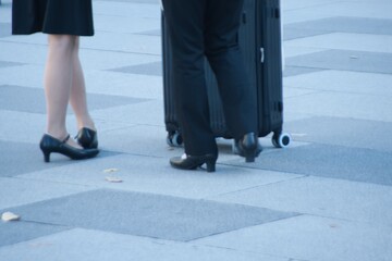 スーツケースを持った人たち
