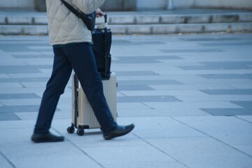 スーツケースを持った人たち