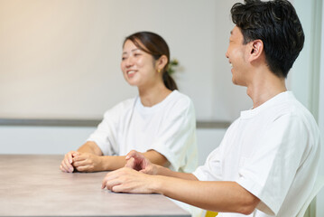 Obraz premium 笑顔で会話する男女