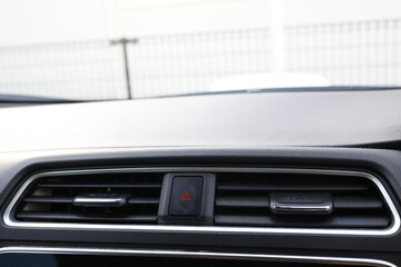 乗用車のエアコンの吹き出し口