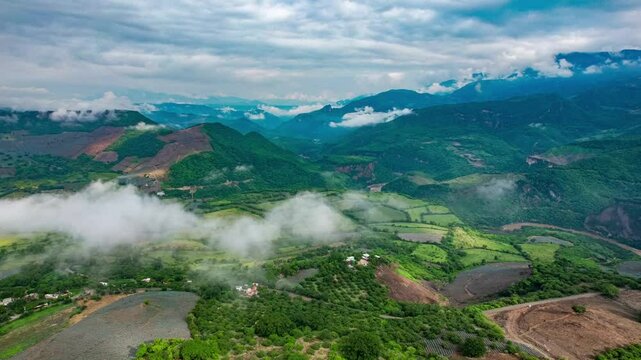 hiperlapse con dron de la barranca de tequila en el paisaje agavero tequila jalisco,