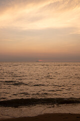 석양이 지는 파타야 바다의 수평선을 힘차게 달리는 한척의 어선