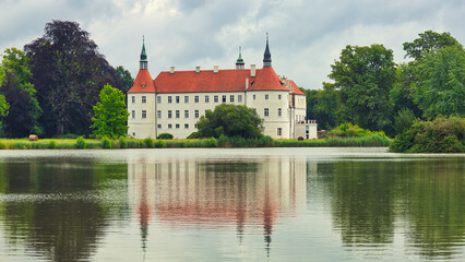 Naklejka premium Fürstlich Drehna - Fuerstlich Drehna Schloss - Brandenburg - Deutschland - Wasserschloss - nahe Luckau - Landkreis Dahme - Spreewald - Fürstlich