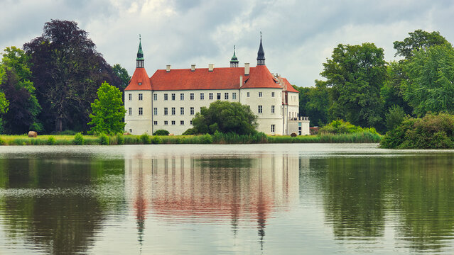F&uuml;rstlich Drehna - Fuerstlich Drehna Schloss - Brandenburg - Deutschland - Wasserschloss - nahe Luckau - Landkreis Dahme - Spreewald - F&uuml;rstlich