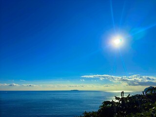 太陽の昇る海