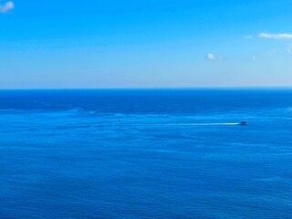 船が横切る海