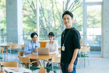 オフィスで働くビジネスパーソン