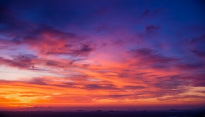 Obraz premium 夕暮れ時の空のような色の変化が、温かく穏やかな印象を与えるグラデーション。オレンジ、ピンク、紫、深い青が見事に調和して広がる。