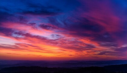 Obraz premium オレンジから深い青までの美しいグラデーションが、夕暮れの空を思わせる温かい色合いを演出。穏やかで落ち着いた印象を与えるデザイン。