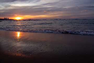 황금빛으로 물든 태국 파타야 해변과 넘실거리는 파도의 조화
