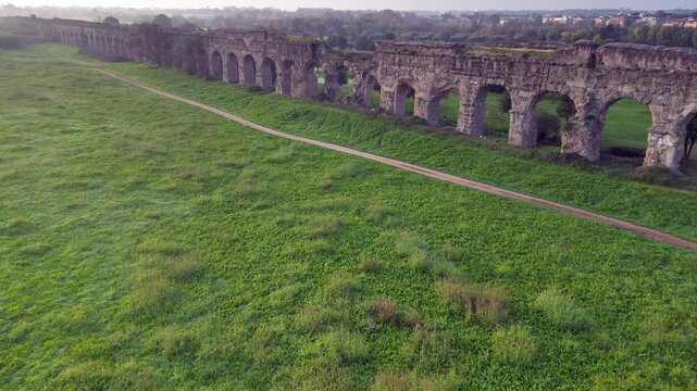 Vista aerea del parco degli acquedotti a Roma. Storia millenaria dell'impero Romano sull'Appia antica.