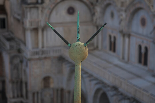 Parafulmine: dettaglio di uno dei parafulmini presenti sulle terrazze della torre dell&rsquo;orologio in piazza San Marco a Venezia